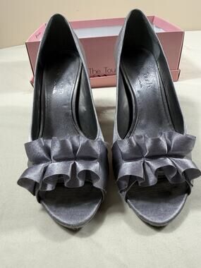 The Touch of Nina Women’s Size 8M Pewter Satin Open Toe Bow Stiletto Pump